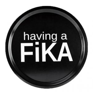 Bricka "Having a fika" (rund 31cm)